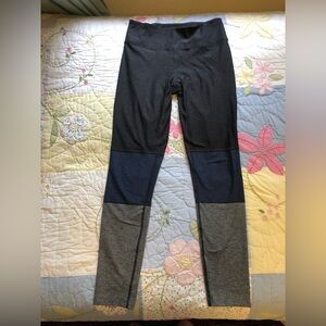 Outdoor voices colorblock 7/8 leggings, excellent condition